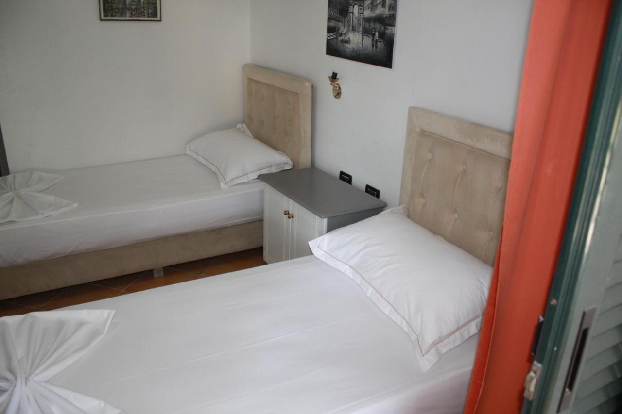 Kanina Hotel&Hostel Sarandë エクステリア 写真